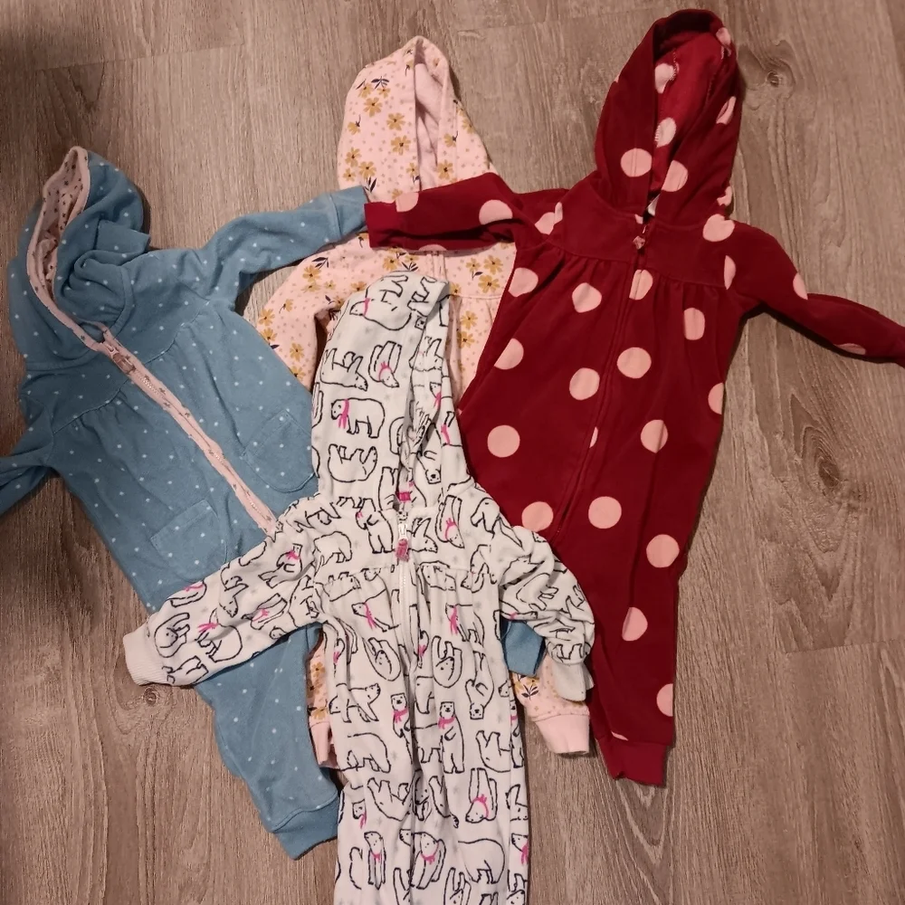 Carter's little girl winter Bundle onesie sets. 4 pieces. Size 9 months